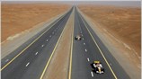 H R28 με τον τρίτο πιλότο της Renault Romain Grosjean (αριστερά) και ...
