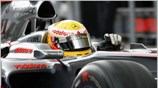 Ο Lewis Hamilton βγαίνει από τα πιτ στην πίστα Sepang για την ...
