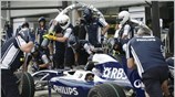Η ομάδα της Williams ανεφοδιάζει με καύσιμα το μονοθέσιο του Nico Roseberg. ...