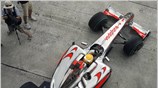 Ο Lewis Hamilton, της McLaren, ετοιμάζεται να βγει στην πίστα της Sepang ...