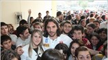 Στιγμιότυπο από την επίσκεψη αντιπροσωπείας διεθνών της εθνικής ομάδας ποδοσφαίρου σε σχολεία ...