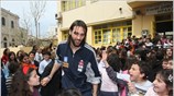 Στιγμιότυπο από την επίσκεψη αντιπροσωπείας διεθνών της εθνικής ομάδας ποδοσφαίρου σε σχολεία ...