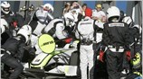 Μηχανικοί της Brawn GP ανεφοδιάζουν το μονοθέσιο του Jenson Button. ...