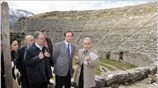 Ο υπουργός Πολιτισμού Αντώνης Σαμαράς επισκέφθηκε το αρχαίο θέατρο της Δωδώνης στα ...