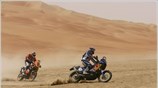 Ο Γάλλος Cyril Despres (Δ), με KTM 690R, προσπερνά τον Ισπανό Marc ...