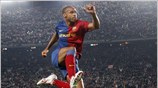 Ο Thierry Henry της Μπαρτσελόνα, πανηγυρίζει το γκολ που πέτυχε κόντρα στην ...