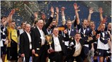 Οι παίκτες της Λοκομοτίβ πανηγυρίζουν την κατάκτηση του τροαπαίου. ...