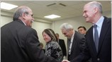 Ο πρόεδρος του ΠΑΣΟΚ Γιώργος Παπανδρέου συνομιλεί με τα μέλη του Εθνικού ...