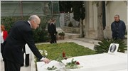 Ο πρόεδρος του ΠΑΣΟΚ Γιώργος Παπανδρέου αφήνει λίγα λουλούδια στον τάφο του ...