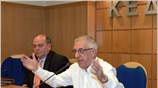 Το ενδεχόμενο να υποβάλει την παραίτησή του από την προεδρία της ΚΕΔΚΕ, ...
