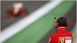 Ο πρώην παγκόσμιος πρωταθλητής Michael Schumacher παρακολουθεί τον οδηγό της Ferrari, Felipe ...