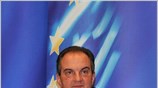 Την αποφασιστικότητα της κυβέρνησης να εφαρμόσει με αυστηρότητα το πρόγραμμα σταθερότητας για ...