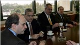 Τη δέσμευση των πολυκαταστημάτων και των εμπορικών αλυσίδων ότι δεν θα προχωρήσουν, ...