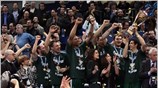 Οι παίκτες του Παναθηναϊκού πανηγυρίζουν την κατάκτηση του Κυπέλλου Ελλάδας. ...