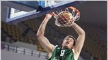 Ο Φώστης του Παναθηναϊκού καρφώνει την μπάλα κατά τη διάρκεια του τελικού ...