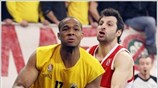 Ο Μπράιαντ της ΑΕΚ μάχεται με τον Παπαλουκά του Ολυμπιακού κατά τη ...