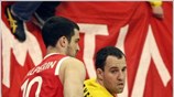 Ο Νέμεθ της ΑΕΚ μάχεται με τον Χαλπερίν του Ολυμπιακού κατά τη ...