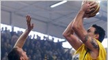 Ο Αντερσεν της ΑΕΚ μάχεται με τον Βούισιτς του Ολυμπιακού κατά τη ...