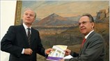 Την έκθεση για τη νομισματική πολιτική έτους 2008-2009 παρέδωσε ο διοικητής της ...