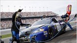 Στάση στα πιτ για τον Tony Stewart. ...