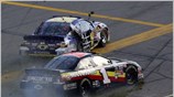 Σύγκρουση μεταξύ των αυτοκινήτων του Michael Waltrip και του Mike Bliss στον ...