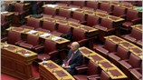 Ο πρώην πρωθυπουργός Κώστας Σημίτης παρακολουθεί την προ ημερησίας διατάξεως συζήτηση για ...