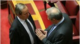 Ο νυν και ο πρώην υπουργός Οικονομίας συζητούν στη Βουλή. ...
