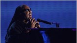 Ο Stevie Wonder επί σκηνής στην απονομή των 51ων μουσικών βραβείων Grammy. ...