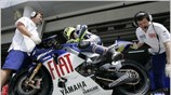 Μηχανικοί προετοιμάζουν τη Yamaha του Valentino Rossi, για να βγει στη πίστα ...