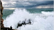 H κακοκαιρία έχει «χτυπήσει» και την Πορτογαλία με δυνατούς ανέμους και κύματα ...