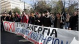 Εργαζόμενοι από τις κλωστοϋφαντουργίες Λαναρά πραγματοποίησαν συγκέντρωση έξω από το υπουργείο Εθνικής ...