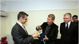 Ο πρόεδρος της Διδασκαλικής Ομοσπονδίας Ελλάδος Δημήτρης Μπράτης δωρίζει ένα κλαδί ελιάς ...