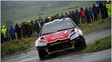 Ο Γάλλος Sebastien Ogier οδηγεί την «πληγωμένη» Citroen C4 σε ειδική διαδρομή ...