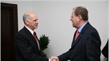 Ο πρόεδρος του ΠΑΣΟΚ Γιώργος Παπανδρέου συναντήθηκε σήμερα με τον υπουργό Οικονομικών ...