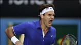 Ο Roger Federer πανηγυρίζει μετά τη νίκη του επί του Τσέχου Tomas ...