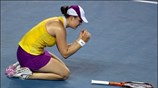 Η Ρωσίδα Alisa Kleybanova πανηγυρίζει τη νίκη της κόντρα στη Σέρβα Ana ...