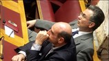 Οι βουλευτές της Ν.Δ. Θεόδωρος Ρουσόπουλος και Γιώργος Βουλγαράκης παρακολουθούν τη συζήτηση ...