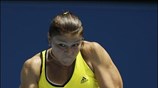Η Dinara Safina, από τη Ρωσία, επιστρέφει τη μπάλα στη συμπατριώτισσα της ...