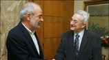 Ο υπουργός Αγροτικής Ανάπτυξης Σωτήρης Χατζηγάκης (Δ) χαιρετάει τον πρόεδρο του ΣΥΡΙΖΑ ...
