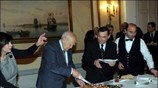 Ο Πρόεδρος της Δημοκρατίας Κάρολος Παπούλιας (Κ) έκοψε την πρωτοχρονιάτικη πίτα του ...