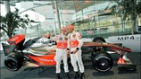 To δίδυμο της McLaren Mercedes, ο παγκόσμιος πρωταθλητής Λιούς Χάμιλτον (δεξιά) και ...