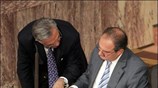 Ο πρωθυπουργός Κώστας Καραμανλής συνομιλεί με τον υφυπουργό Εξωτερικών Γιάννη Βαληνάκη. ...
