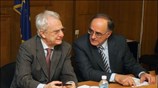 Ο υπουργός Αγροτικής Ανάπτυξης Σωτήρης Χατζηγάκης μιλάει με τον βουλευτή και Α