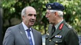 Ο ΥΕΘΑ Βαγγέλης Μείμαράκης και ο Α/ΓΕΕΘΑ Δημήτρης Γράψας κατά την έξοδό ...