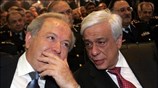 Ο υπουργός Εσωτερικών Προκόπης Παυλόπουλος (Δ) και ο νέος αναπληρωτής  υπουργός ...