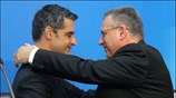Ο απερχόμενος υπουργός αρης Σπηλιωτόπουλος (Α) χαιρετάει τον νέο υπουργό Τουριστικής Ανάπτυξης ...