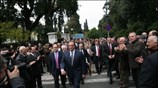 Τα μέλη της νέας πλέον, κυβέρνησης κατευθύνθηκαν με τα πόδια από το ...