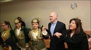 Ο πρόεδρος του ΠΑΣΟΚ, Γιώργος Παπανδρέου, αντάλλαξε δώρα και ευχές και χόρεψε ...