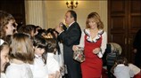Η παιδική χορωδία Λάμπρου έψαλε τα πρωτοχρονιάτικα κάλαντα στον πρωθυπουργό Κώστα Καραμανλή ...