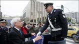 O υπουργός Εσωτερικών Προκόπης Παυλόπουλος προσφέρει πρωτοχρονιάτικο δώρο στον τροχονόμο που ρυθμίζει ...